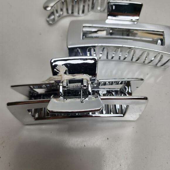 Target Universal Thread Set of 4 Silver Colored Plastic Butterfly Hair Clips NWT - Picture 2 of 7